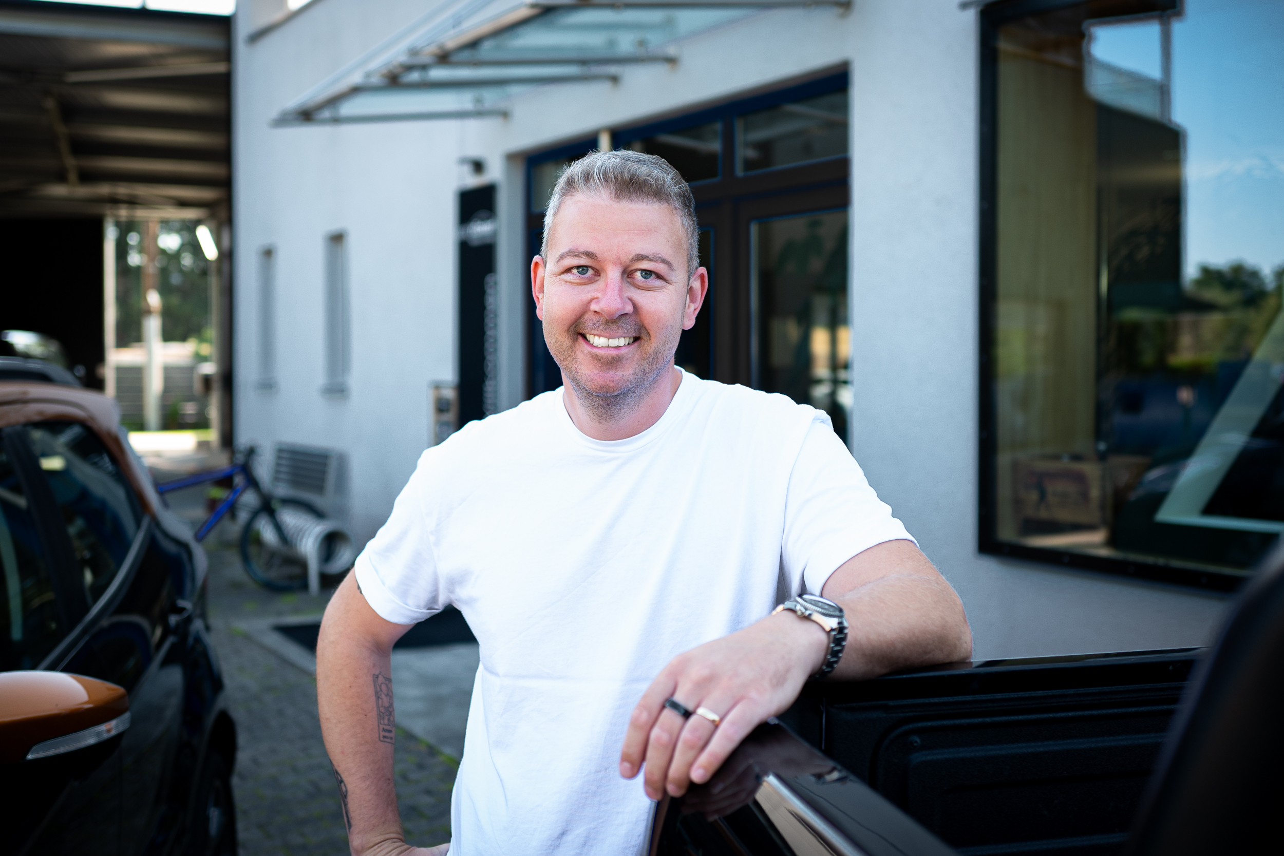 ZAG Ansprechpartner vor dem Autohaus